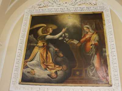 Ci spostiamo ora nella navata di destra, dove balzano subito all�occhio due dipinti. Il primo, cinquecentesco, raffigura l'Annunciazione...